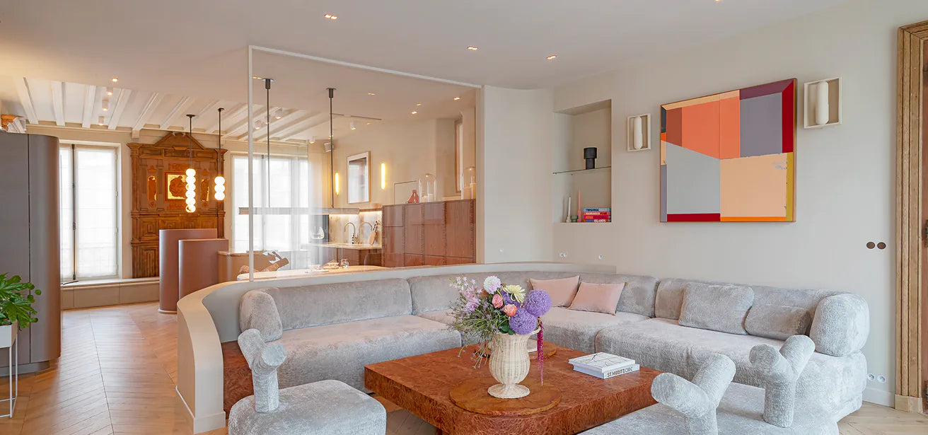 A warm palette between mineral softness and terracotta accents